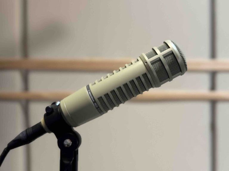 Micrófono de voz preparado para grabar