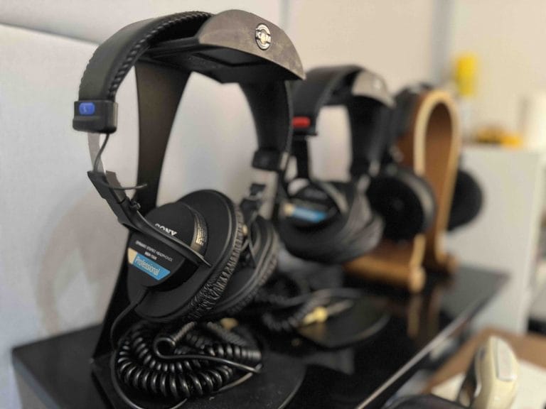 Auriculares de estudio colgados en sus soportes