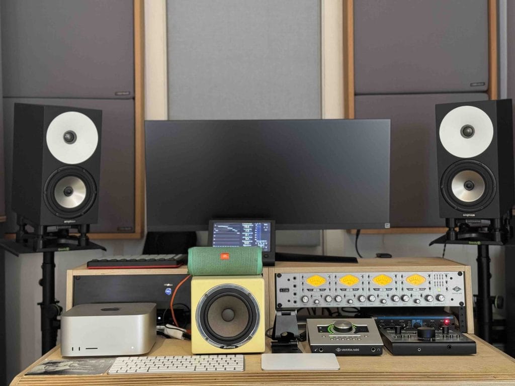 Puesto de mezcla del estudio en Gràcia con monitores, pantalla y previos analógicos